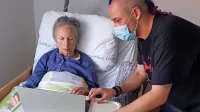 V novogoriškem domu upokojencev se starostniki zelo radi 
pogovarjajo  s svojci prek videopovezave.