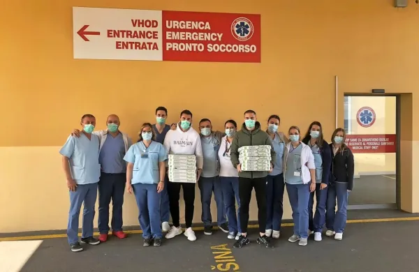Koprski nogometa&scaron;i s picami za osebje bolni&scaron;nice