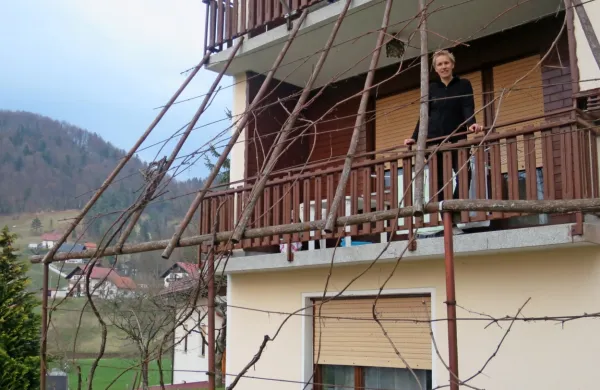 Damjana Vončina na domačem balkonu vsak večer ob 18. uri 
povede Kekčevo pesem, v Godoviču in drugod  pa poprimejo.