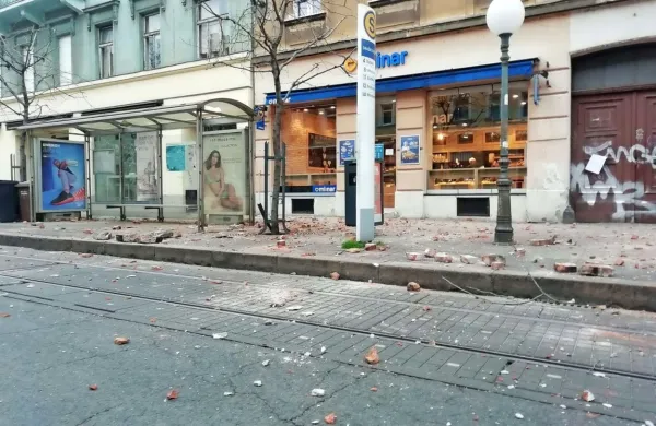 Prebivalce Zagreba je tudi danes nekaj po 7. uri stresel šibak 
potres z magnitudo 1,7, potem ko je v nedeljo območje hrvaške 
prestolnice stresel močan potres z magnitudo 5,5. 