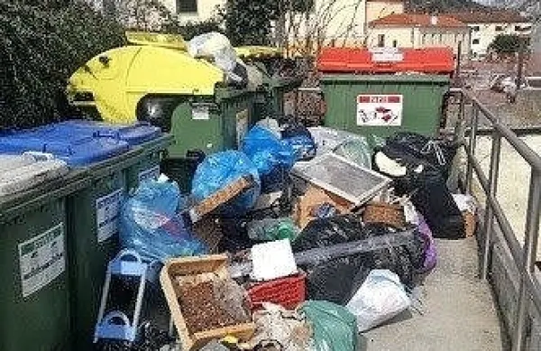 Kosovne odpadke  nekateri odložijo kar na ekološke otoke, čeprav 
tja ne spadajo. Komunala prosi, da jih občani do nadaljnjega 
hranijo doma.  