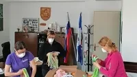 V štabu CZ Pivka so tako delili blago za zaščitne maske. Prve 
maske so uporabniki dobili že včeraj.