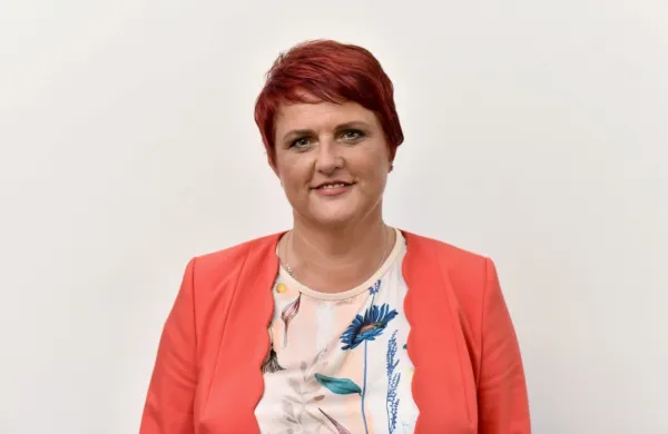 Vlada je na današnji dopisni seji poslanko SDS Jelko Godec 
imenovala za državno sekretarko v kabinetu predsednika vlade.