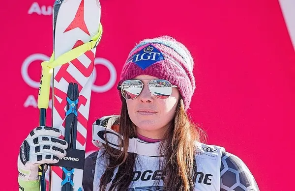 Petnajst let po svoji prvi tekmi svetovnega pokala se od smučarske 
karavane poslavlja uspešna alpska smučarka iz Lihtenštajna, Tina 
Weirather. 