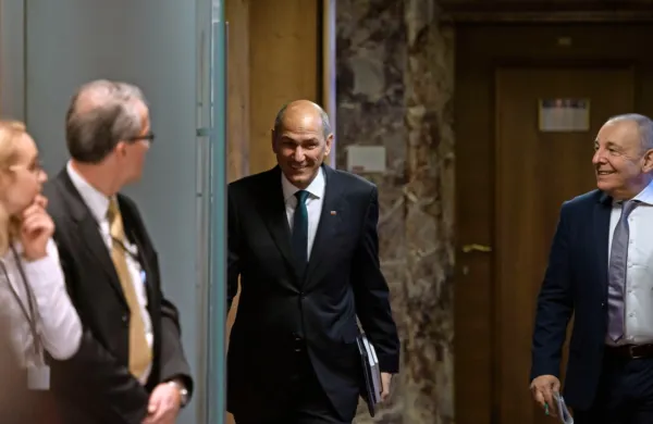 Devet voditeljev članic EU, med njimi slovenski premier Janez 
Janša, je v skupnem pismu pozvalo k prizadevanjem za vzpostavitev skupnega evropskega dolžniškega instrumenta v boju 
proti novemu koronavirusu.
