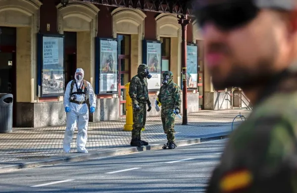 Da bi zajezili širjenje okužb, so v Španiji 14. marca razglasili 
15-dnevne izredne razmere in omejili gibanje ljudi po državi. 