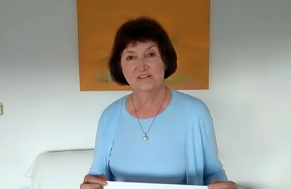 Tudi Jožica Ličen se je odzvala  pozivu Ostanimo doma in kot 
voditeljica Karitas in častna občanka sodelovala v spotu Občine 
Ajdovščina. 