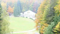 Občina Ilirska Bistrica išče investitorje, ki bi  na Sviščakih zgradili 
manjši hotel  z depandanso in štirimi bungalovi,  enajst počitniških 
hišk, na robu  jase  pa manjši plavalni ribnik.