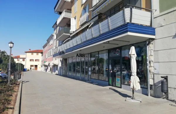 Komunala bo skupaj z občino in občinskim svetom skušala znižati 
najemnine  v poslovnih prostorih za to obdobje ali  najemnike  celo 
oprostiti plačila.   