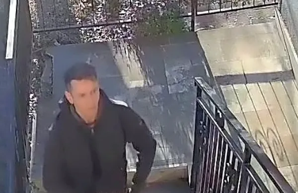 Vse,  ki  bi storilca na fotografiji prepoznali policisti, prosijo, da 
podatke čim prej sporočijo na interventno  številko  policije  113,  na  
anonimni  telefon  080  1200 ali direktno  na  Policijsko  postajo Koper, 
na telefonsko številko (05) 611 67 00.