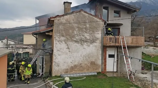 Najhuje je v Lokavcu, kjer je ena hiša zgorela. Gasilci so požar 
pogasili. Dvema hišama pa je odneslo strehi. 