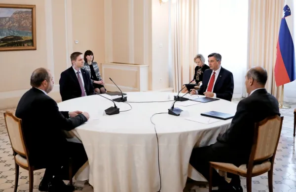 Predsedniki republike, DZ, vlade in DS so po današnjem izrednem 
vrhu izpostavili, da je treba ob epidemiji novega koronavirusa 
ukrepati učinkovito, a tudi demokratično, da ne bo upada 
zaupanja v demokratične institucije. 

