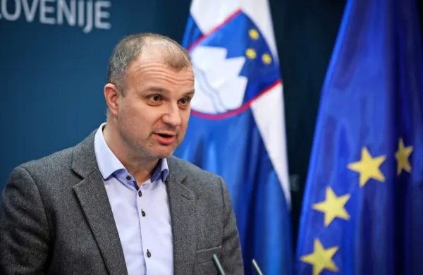 Zaščitnih sredstev bo z načrtovanimi dobavami dovolj, zagotavlja 
državni sekretar na gospodarskem ministrstvu Aleš Cantarutti.  