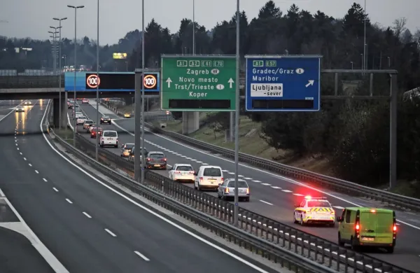 

Prvi konvoj z okoli 200 srbskimi državljani je na pot proti Srbiji 
krenil v sredo zvečer, drugi konvoj  z okoli 200 srbskimi državljani 
pa danes.
