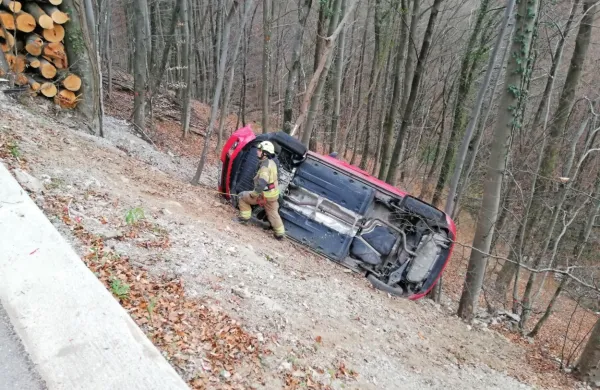 Avto zdrsnil pod cesto