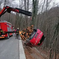 Avto zdrsnil pod cesto