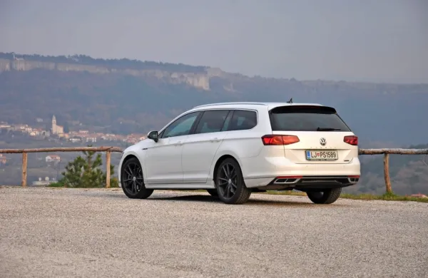 Volkswagen je s passatom oral ledino v segmentu, ki je danes poln 
konkurenčnih izdelkov, vendar kljub letom nikakor ni izgubil 
ostrine.