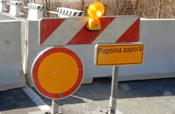 Popolna zapora ceste Dornberk-Renče na odseku Draga - Gradi&scaron;če