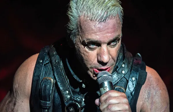 Til Lindemann je po navedbah časnika Bild na intenzivni negi, a 
naj ne bi bil  v smrtni nevarnosti.