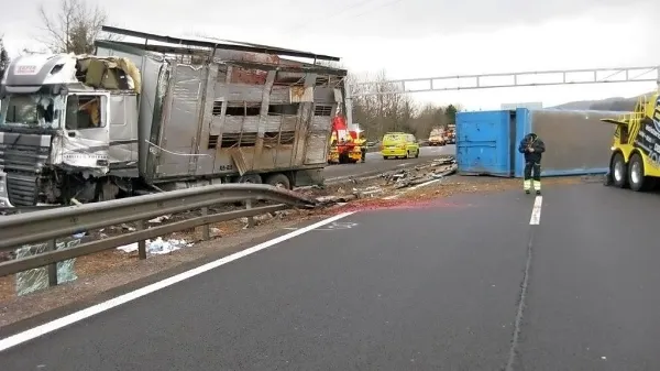 Tovornjak je na avtocesti prebil varovalno ograjo in se prevrnil na 
nasprotni vozni pas. 