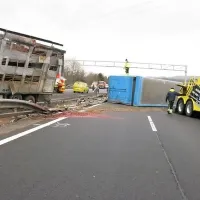 Primorska avtocesta po več urah zapore zaradi prevrnjenega tovornjaka znova prevozna