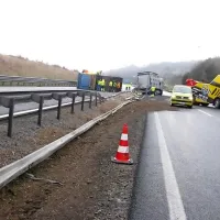 Primorska avtocesta po več urah zapore zaradi prevrnjenega tovornjaka znova prevozna