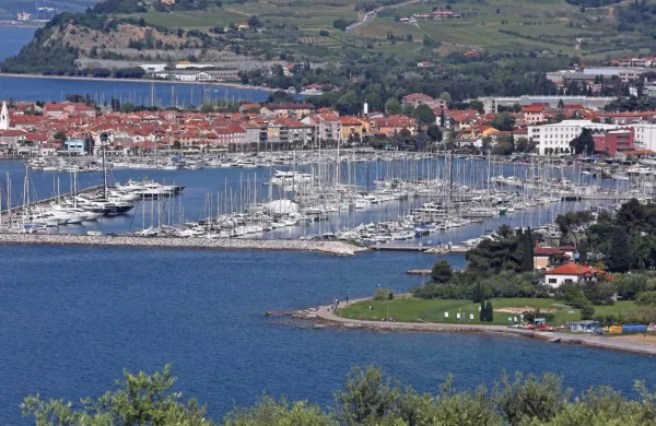 Rok za oddajo zavezujočih ponudb  za izolsko marino so prestavili 
na 22. april.