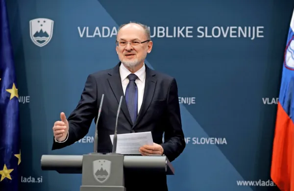 Uradni govorec slovenske vlade Jelko Kacin je  napovedal, da bodo 
v prihodnje vsi Slovenci, ki se bodo vrnili z žariščnih območij 
pandemije novega koronavirusa, napoteni v karanteno.