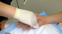 Patronažne sestre skušajo  za  prevez lažjih ran pri bolnikih  doma 
usposobiti  svojce, saj so  obiski zaradi epidemije skrčeni. 