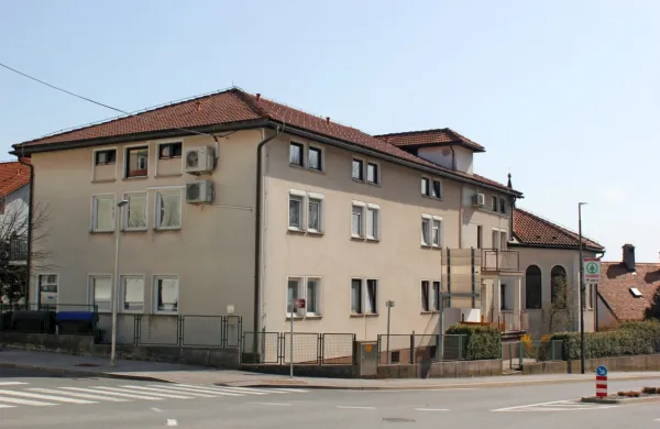 Včeraj zvečer so okužbo s koronavirusom  potrdili pri enem od 
zaposlenih v postojnskem zasebnem domu starejših Talita kum. 
