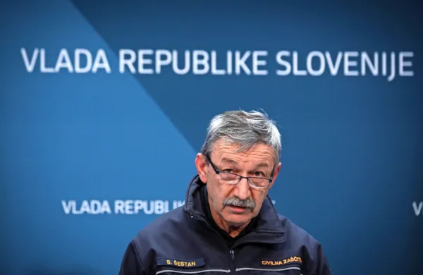 Zaščitne opreme je vsaj za teden dni še vedno dovolj, je tudi danes 
zatrdil poveljnik civilne zaščite Srečko Šestan.