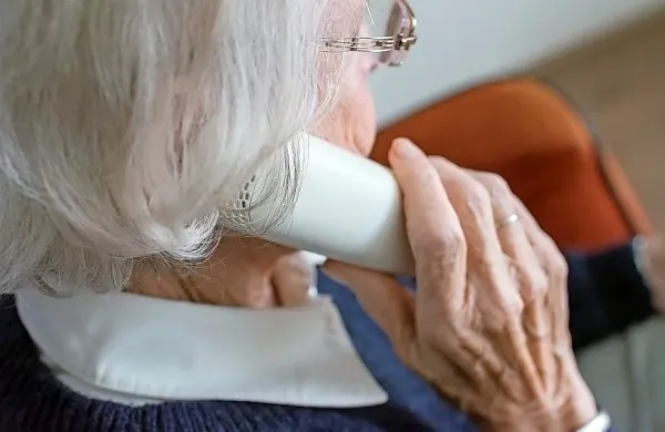 NIJZ za zaščito izjemno ranljivih oseb, pri katerih je tveganje za 
težek potek covida-19, priporoča, da so ves čas doma in se 
izogibajo bližnjih stikov z drugimi vsaj naslednjih šest tednov. 