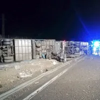 Tovornjak je prebil varnostno ograjo in obstal prevrnjen na drugi 
strani avtoceste.