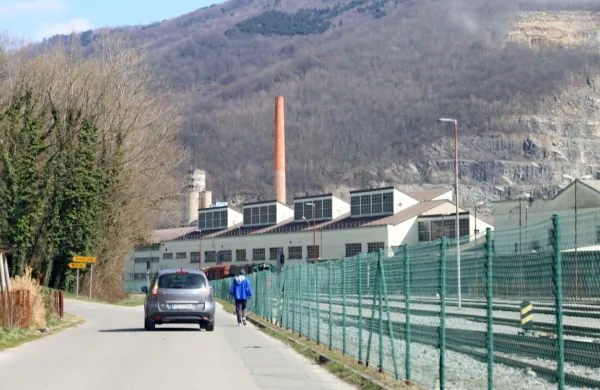  Že tako z azbestom zaznamovana populacija v dolini je ob epidemiji koronavirusa še bolj ogrožena. 
Eko Anhovo ob tem skrbi še nadaljevanje sosežiga odpadkov v Salonitu. 