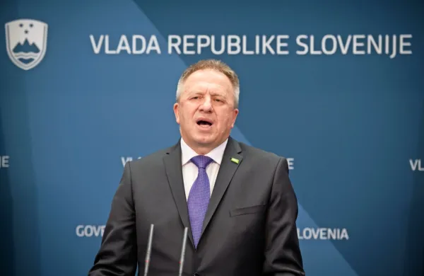  Vlada pri pripravi ukrepov za pomoč gospodarstvu, ki trpi zaradi 
epidemije novega koronavirusa, ni pozabila nikogar, je zatrdil 
gospodarski minister Zdravko Počivalšek.