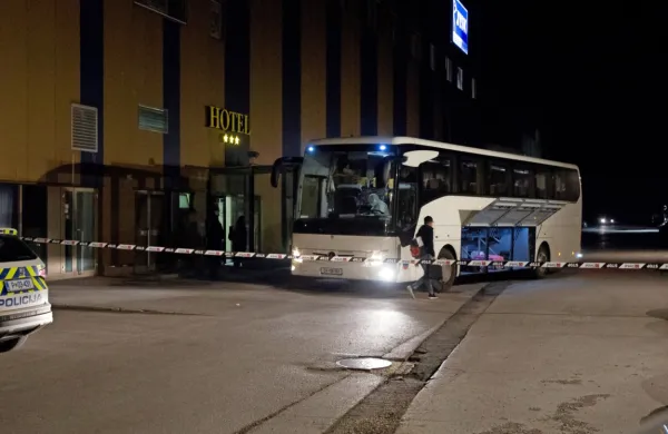 Skupino 40 Slovencev, ki so ponoči s posebnim letom iz Madrida 
prispeli v Slovenijo, so  namestili v karanteno v hotel Epic v 
Postojni. 