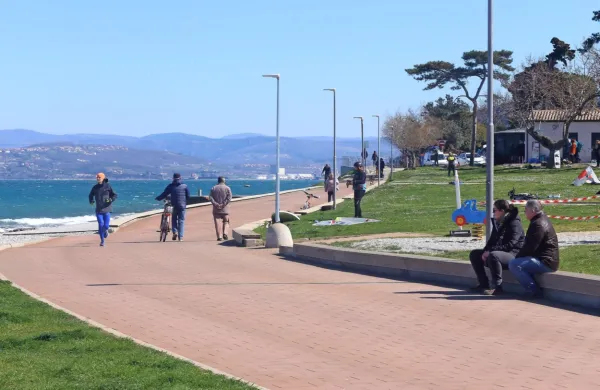 Od polnoči bo z vladnim odlokom prepovedano gibanje izven 
občine stalnega ali začasnega prebivališča. (Fotografija je nastala 
sredi marca)