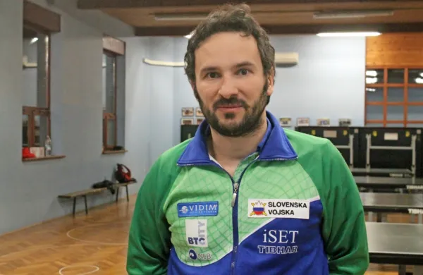 Bojan Tokić je do sredine marca vadil tudi v novogoriški klubski 
dvorani, sedaj pa je ostal brez mize in žogice. 