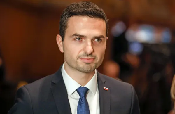 Obrambni minister Matej Tonin je  strah pred vojsko na slovenskih 
ulicah in strašenje v povezavi s tem označil za neutemeljeno in 
žalostno. 