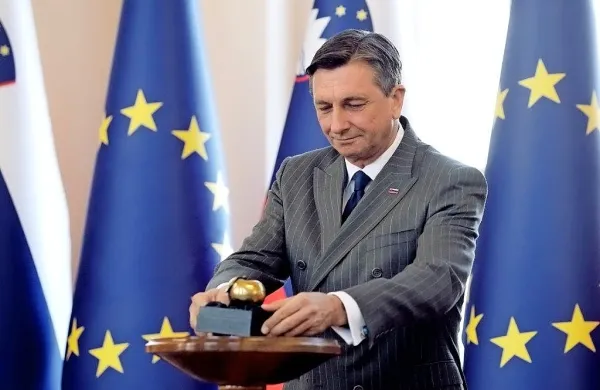Predsednik republike Borut Pahor je  virtualno vročil priznanje 
jabolko navdiha vsem, ki v času spopadanja z epidemijo novega 
koronavirusa požrtvovalno in nesebično skrbijo, da življenje teče 
kolikor je mogoče normalno.