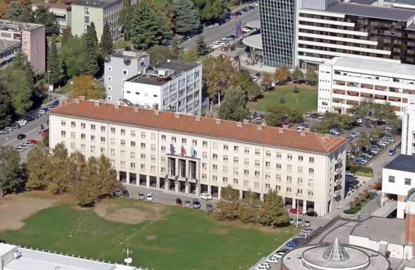 Novogoriška občinska stavba sodi med pomembne arhitekturne 
spomenike povojnega modernizma na Slovenskem.