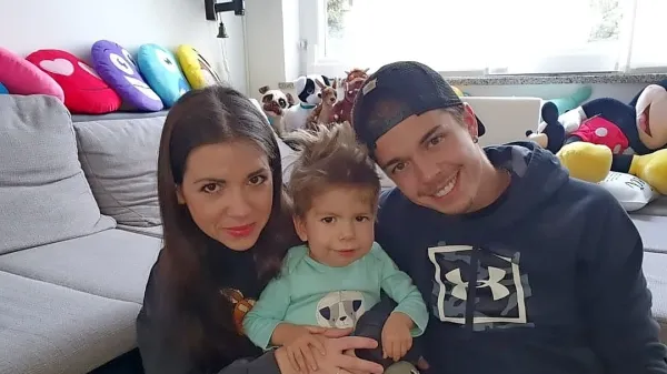 Zdaj je družina  doma, “malo smo še utrujeni, a presrečni,” pravi 
Ana Jerak.
