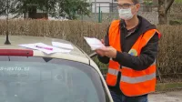 Prostovoljec Drejc Kokošar med raznašanjem te dni najredkejše 
dobrine - zaščitnih mask. 
