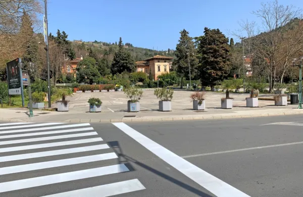 Prizor iz Portoroža v soboto opoldne. Očitno ni bilo povsod tako, 
zato se je vlada odločila za dodatno omejitev gibanja.