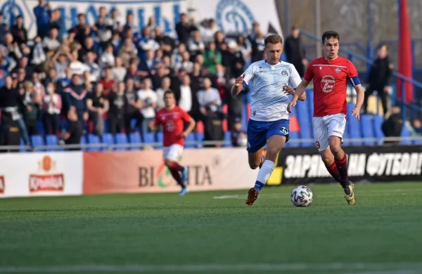 Sobotni dvoboj med  kluboma iz Minska (Minsk :   Dinamo Minsk) je pritegnil pozornost, ki je sicer ne bi  ni nikoli. 
Ligaški nogomet namreč  v obdobju koronavirusa v Evropi igrajo le še v Belorusiji.