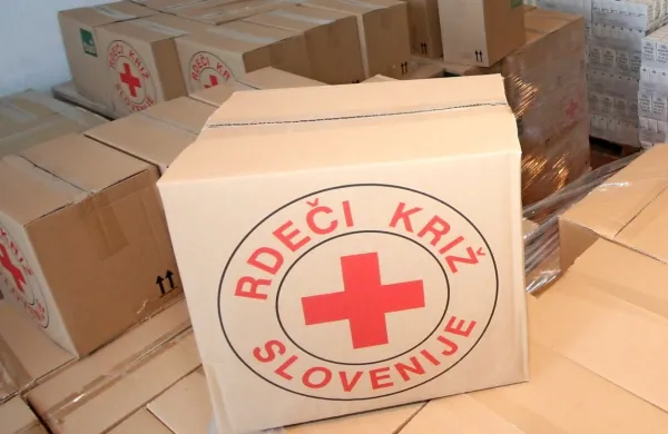 Rdeči križ bo delil pakete s hrano