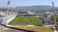Največji poseg bo na zahodni tribuni (desno), kjer bodo sedanji 
stolp nadgradili v grajen objekt. Tribuni za golom (v ospredju) 
bodo dodali 960 sedežev, novi bosta dve vstopni točki.