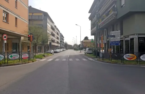 Naš sogovornik je fotografijo praznih ulic svojega kraja posnel na 
hitro, ko je iz hiše nesel smeti.