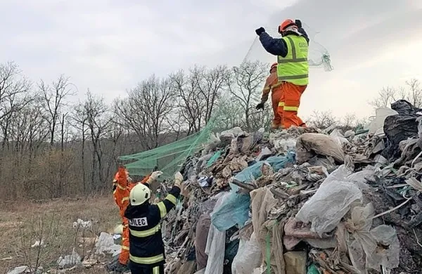 Gasilci so odpadke prekrili z mrežo