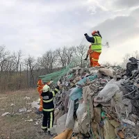 Gasilci so odpadke prekrili z mrežo